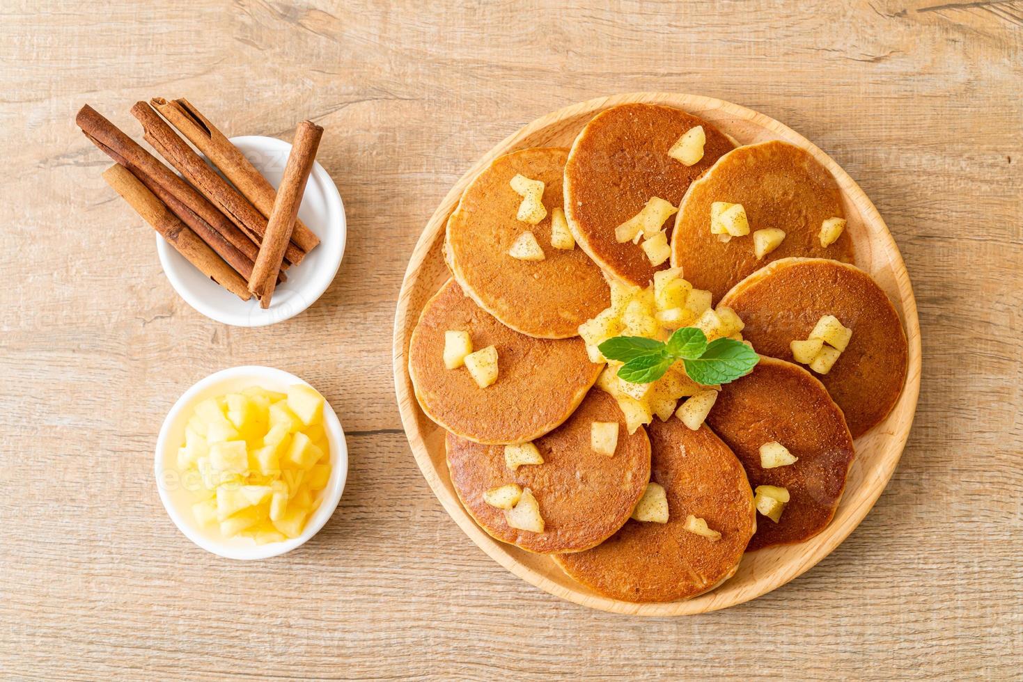 appelpannenkoek of appelcrêpe met kaneelpoeder foto