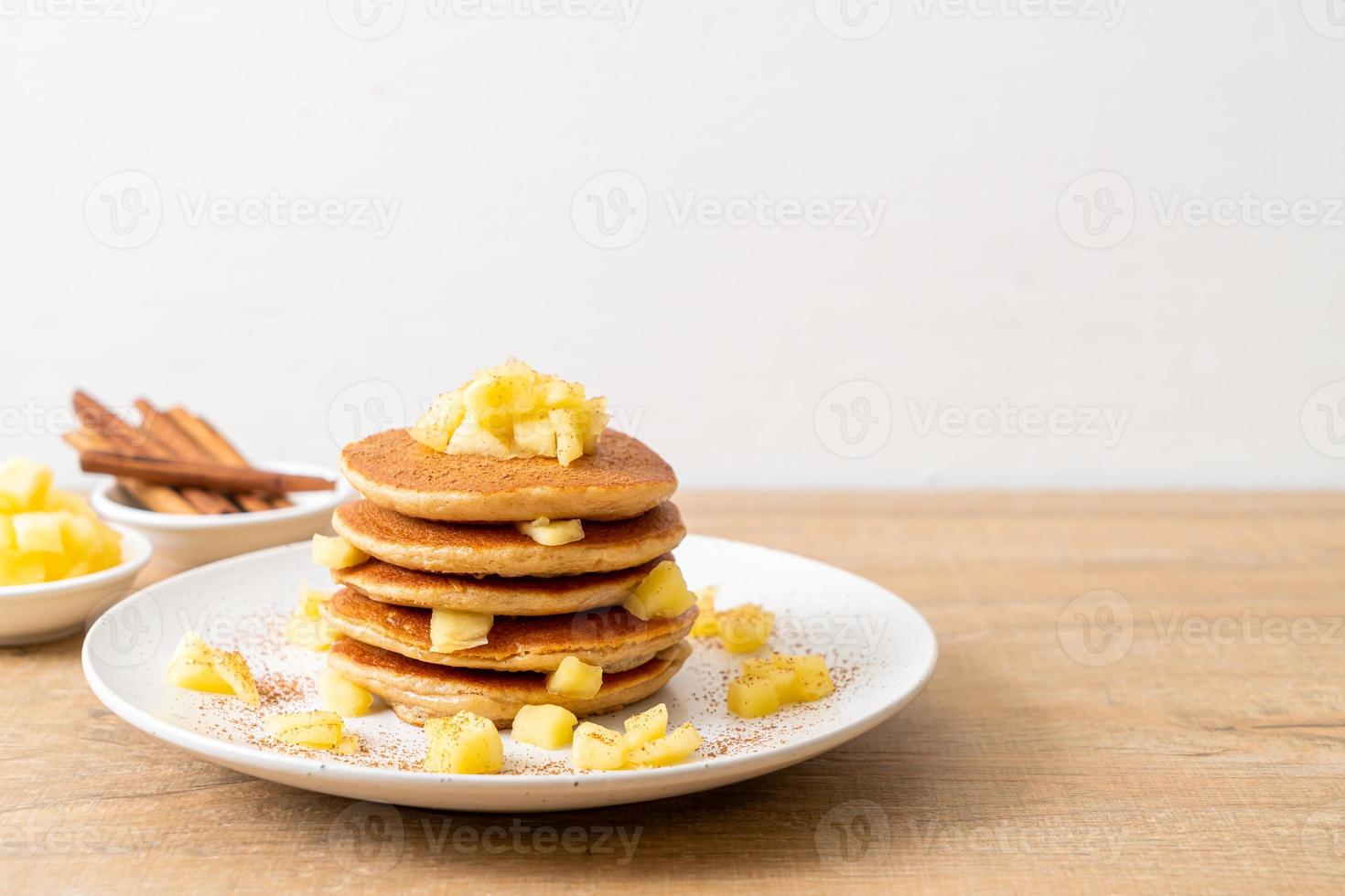 appelpannenkoek of appelcrêpe met kaneelpoeder foto