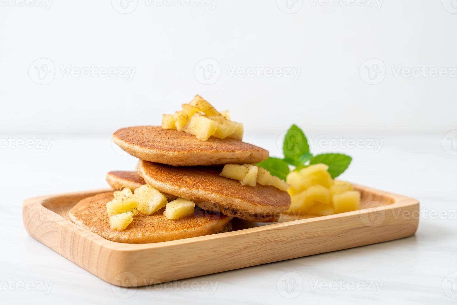 appelpannenkoek of appelcrêpe met kaneelpoeder foto