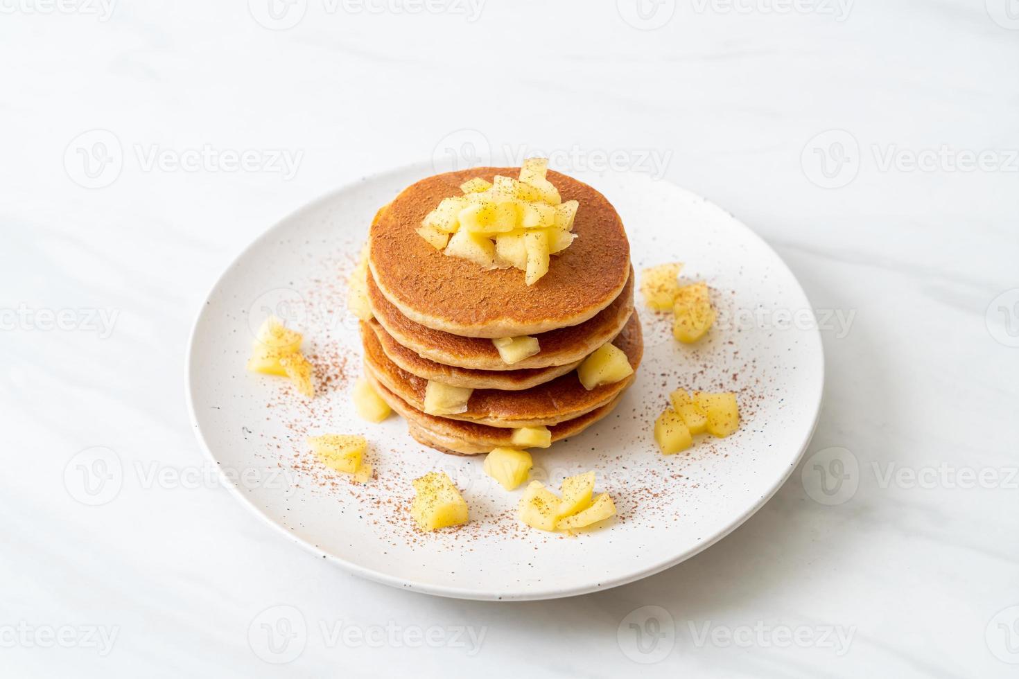 appelpannenkoek of appelcrêpe met kaneelpoeder foto