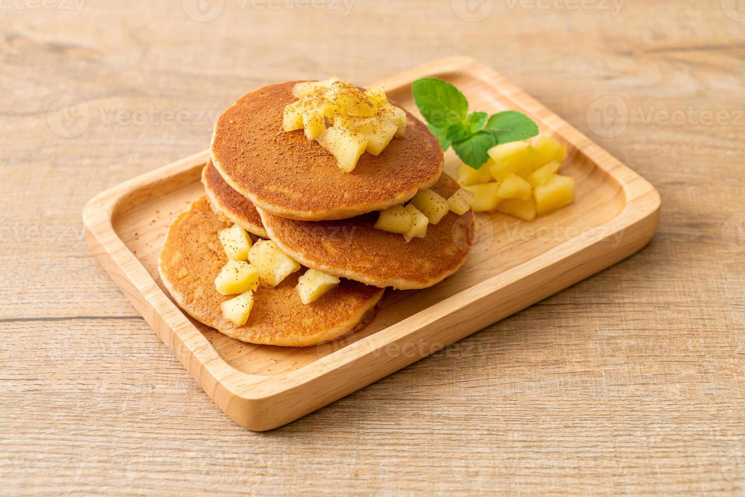 appelpannenkoek of appelcrêpe met kaneelpoeder foto