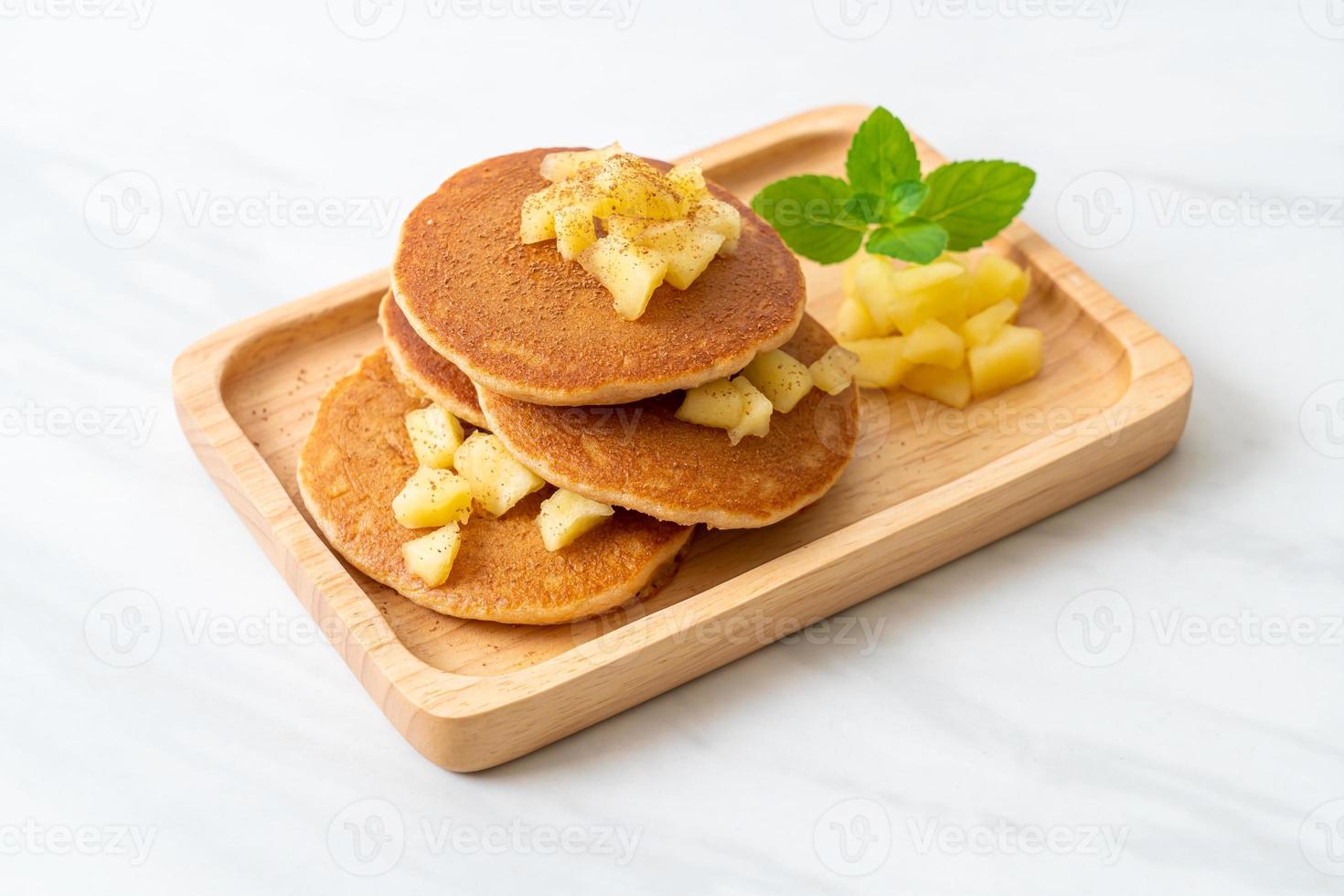 appelpannenkoek of appelcrêpe met kaneelpoeder foto