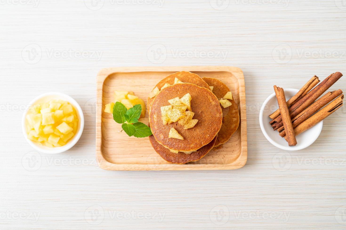 appelpannenkoek of appelcrêpe met kaneelpoeder foto