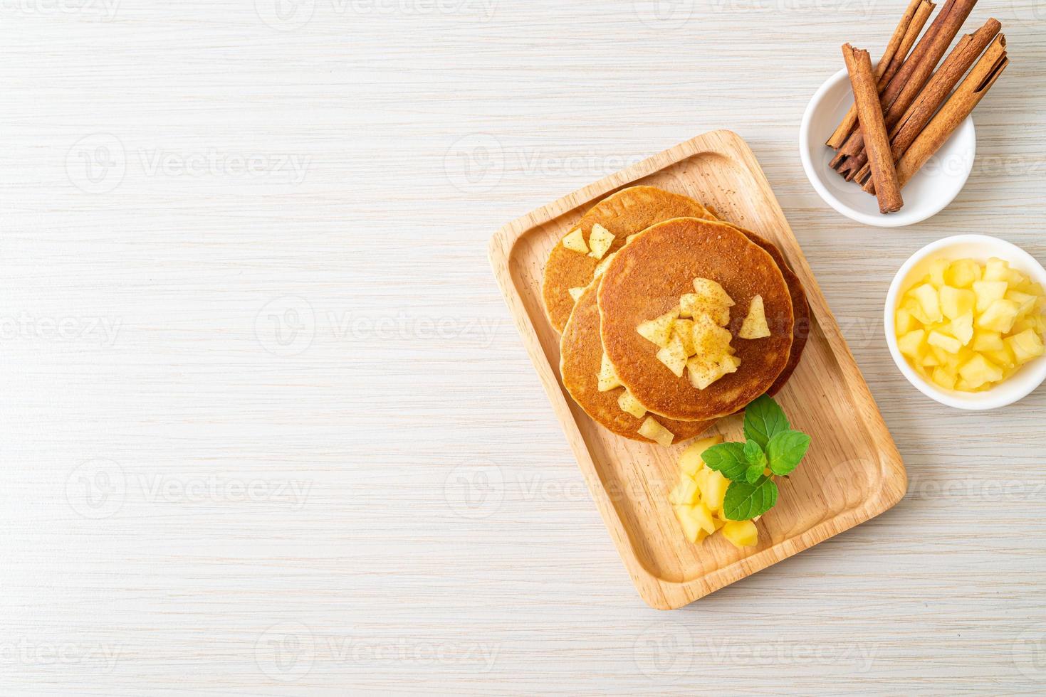 appelpannenkoek of appelcrêpe met kaneelpoeder foto