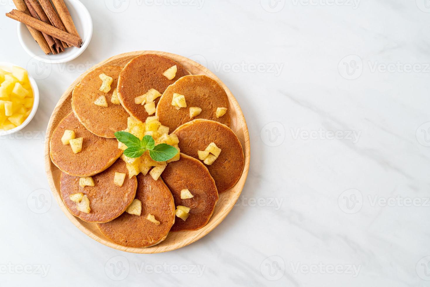 appelpannenkoek of appelcrêpe met kaneelpoeder foto