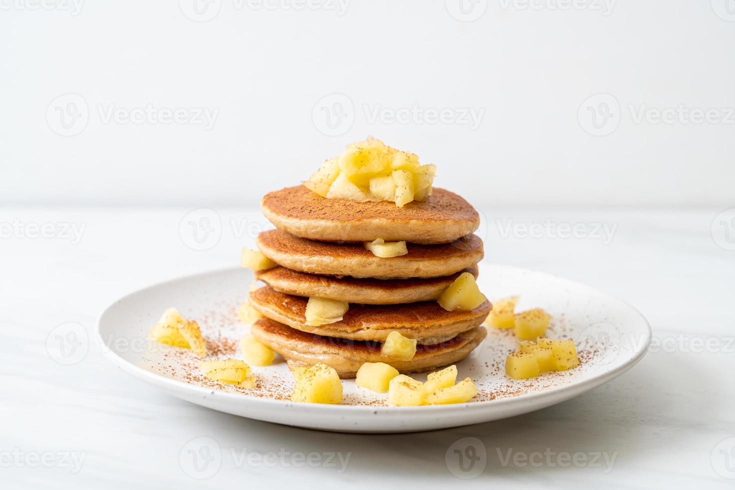 appelpannenkoek of appelcrêpe met kaneelpoeder foto