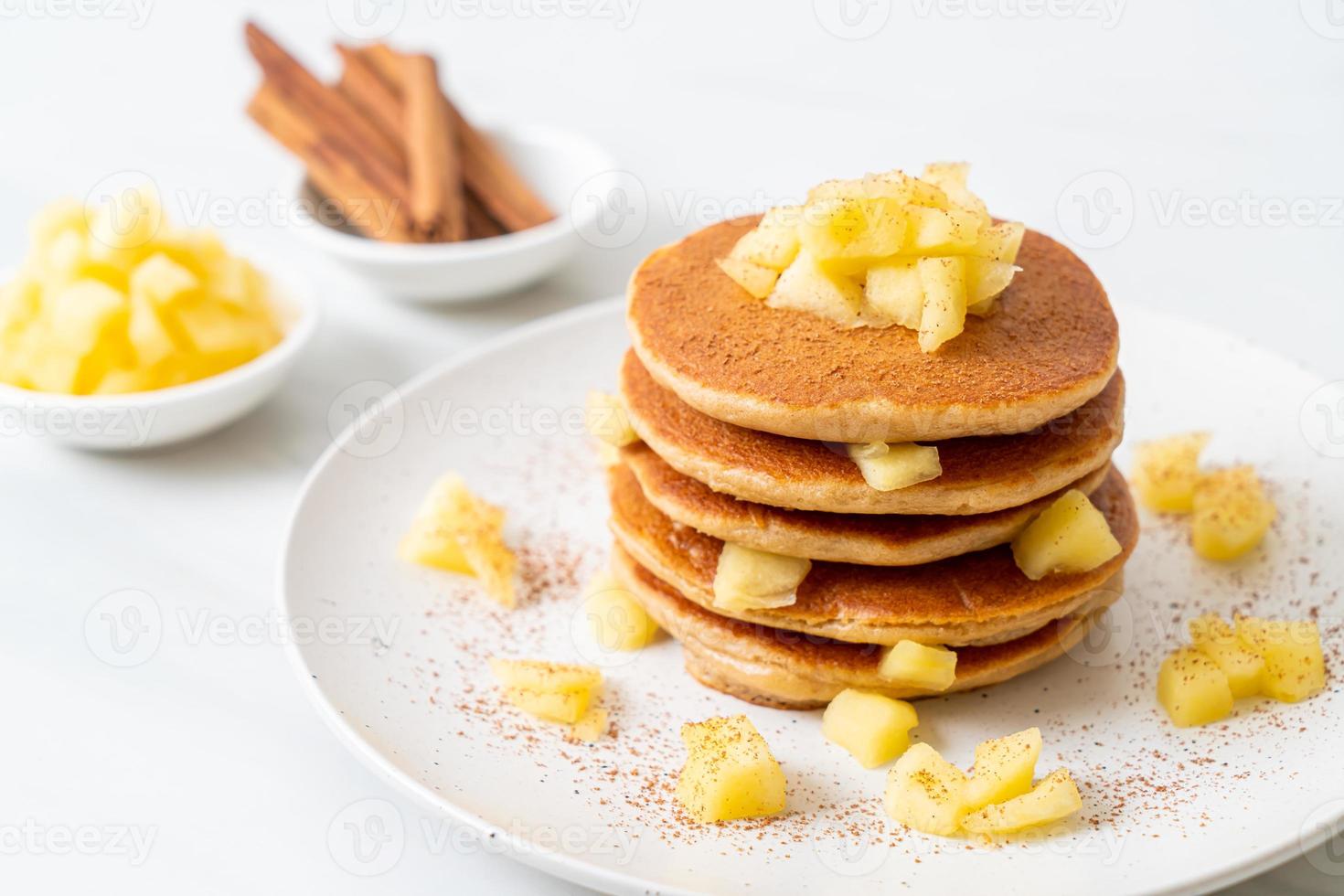 appelpannenkoek of appelcrêpe met kaneelpoeder foto