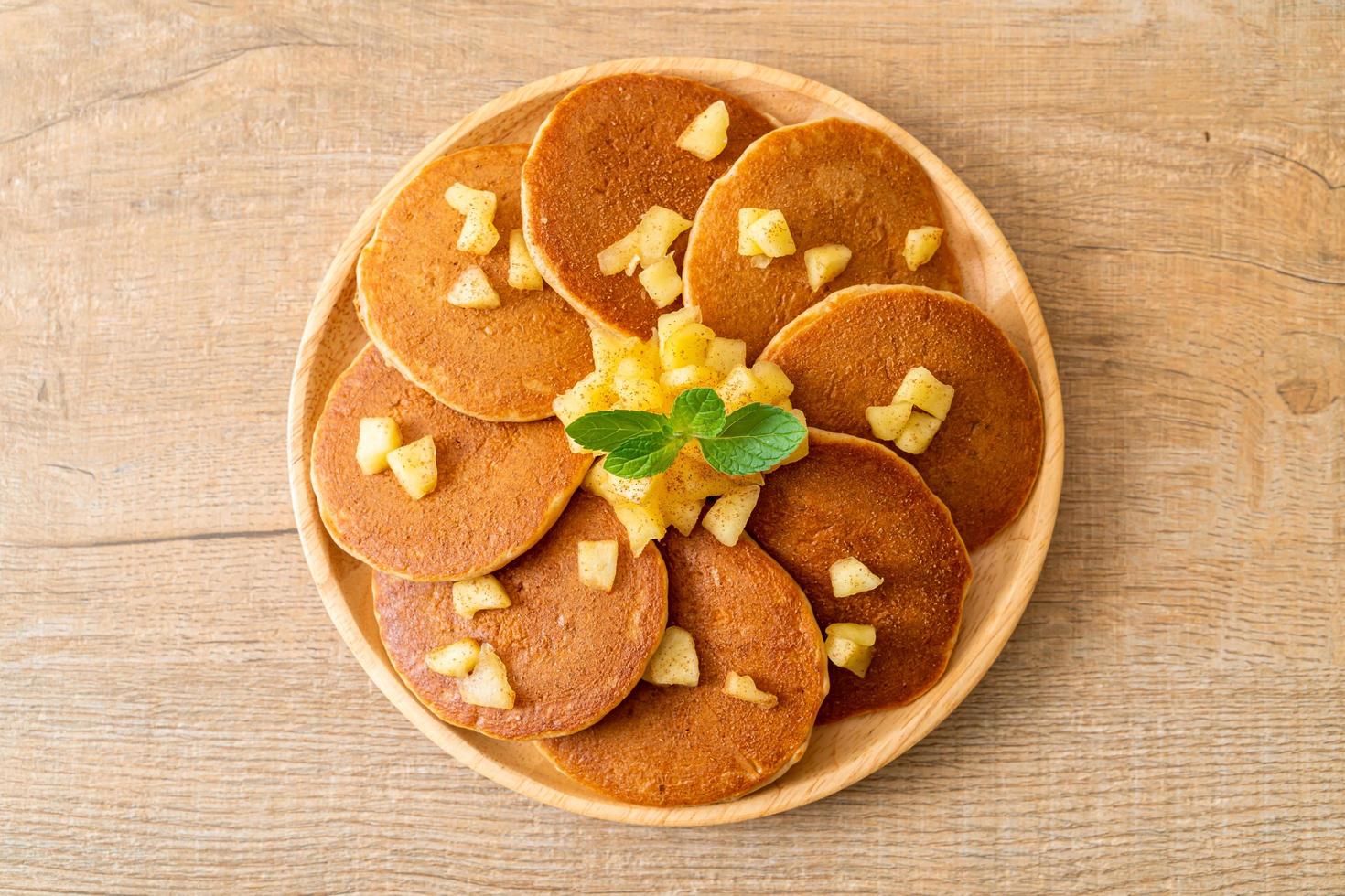 appelpannenkoek of appelcrêpe met kaneelpoeder foto