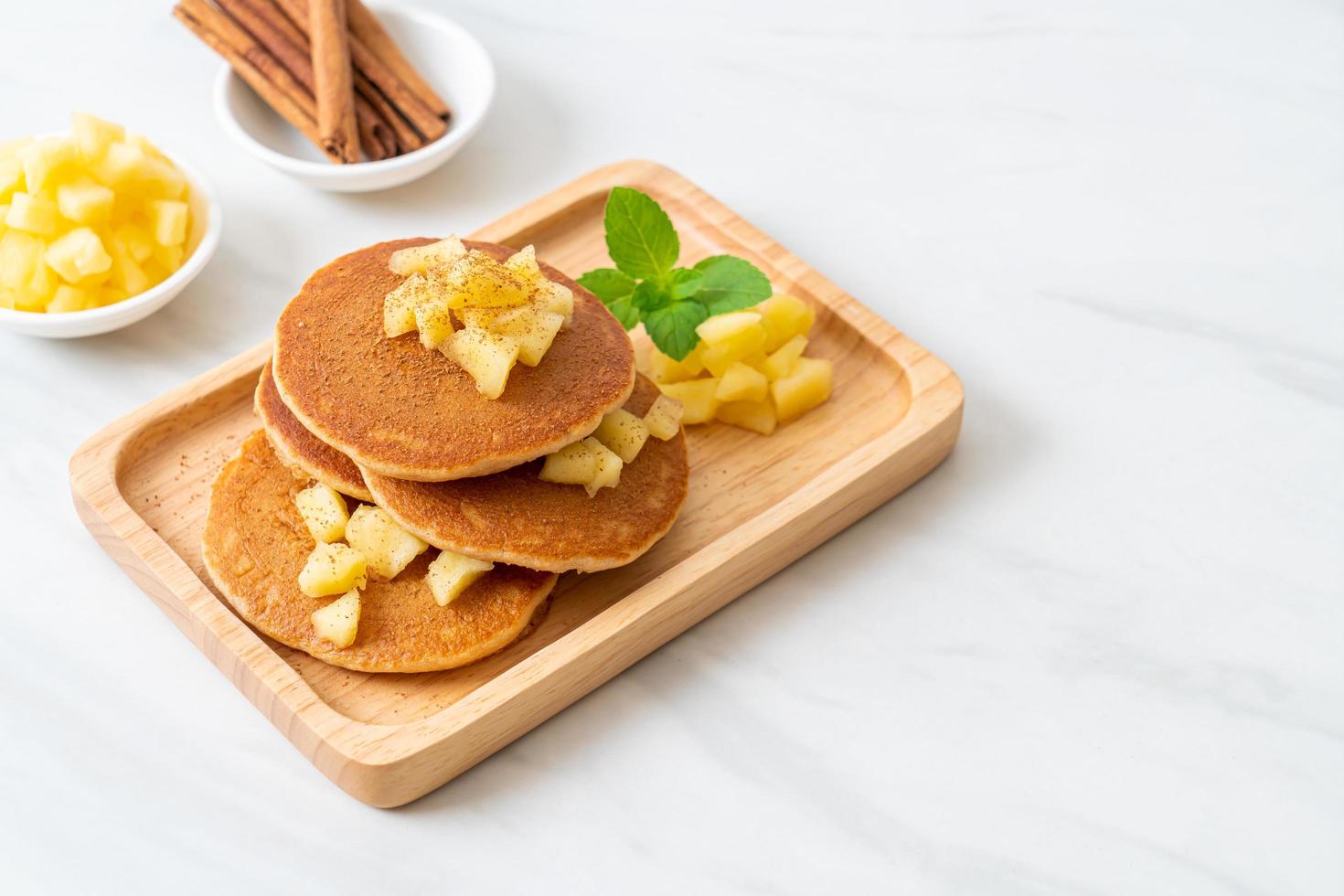 appelpannenkoek of appelcrêpe met kaneelpoeder foto