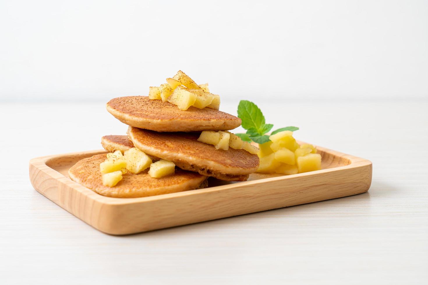 appelpannenkoek of appelcrêpe met kaneelpoeder foto