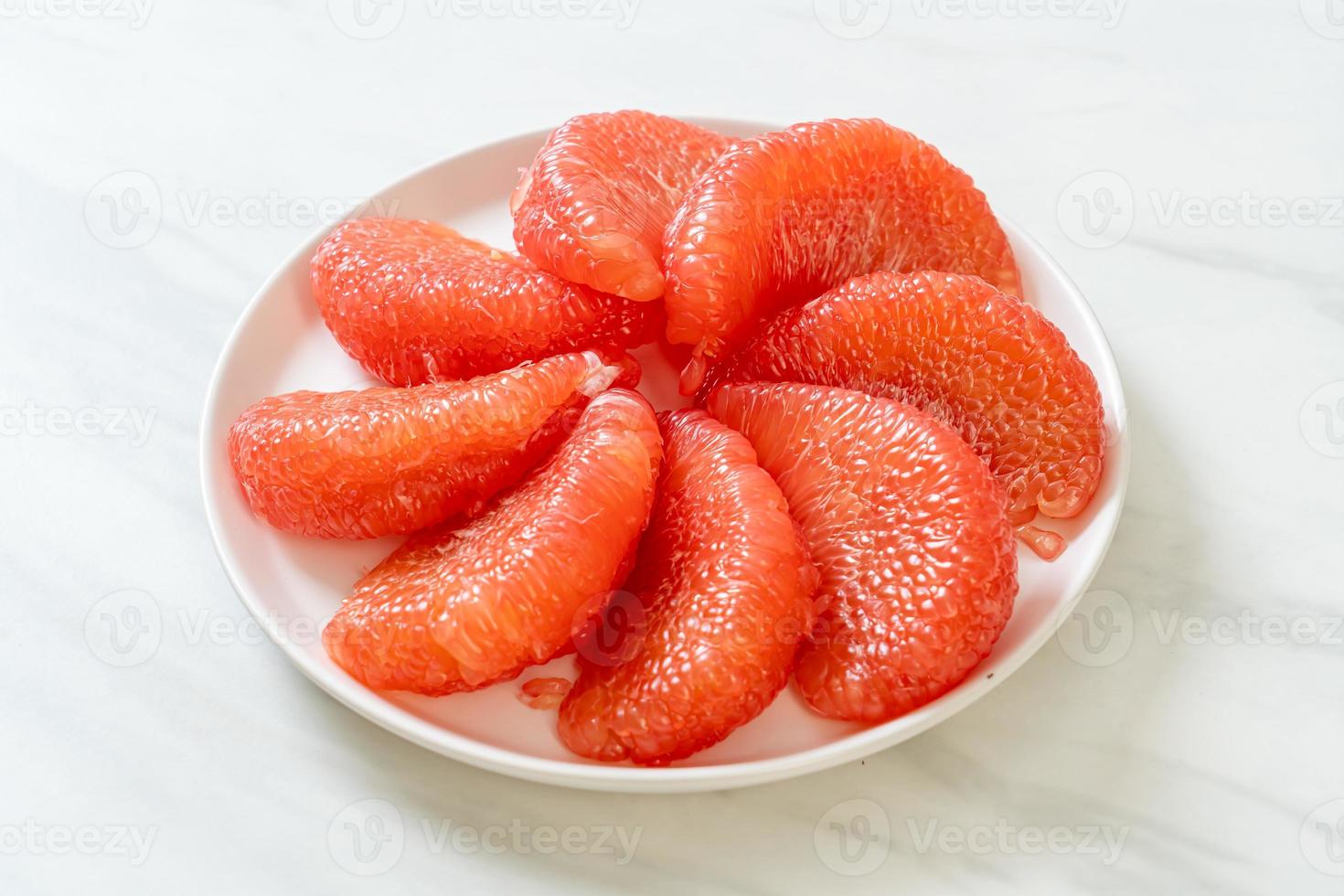 vers rood pompelmoesfruit of grapefruit op plaat foto