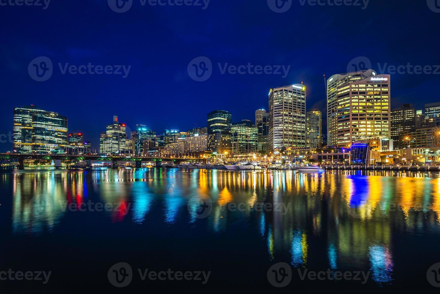 nachtzicht op darling harbour in sydney, australië foto