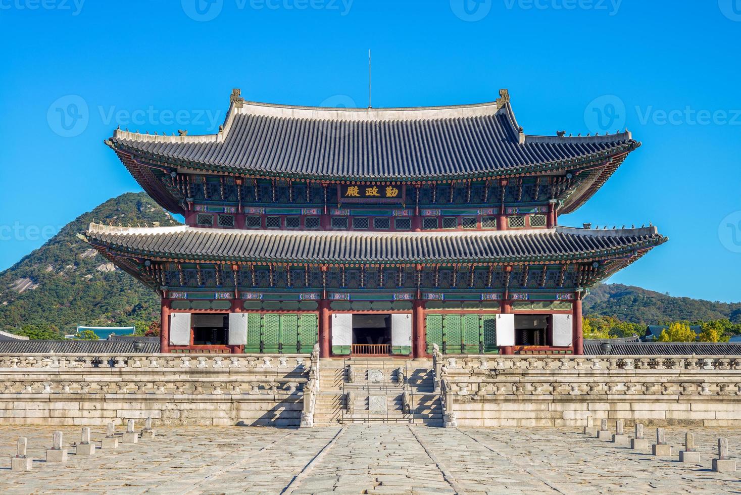 geunjeongjeon, hoofdtroonzaal van gyeongbokgung-paleis in seoul, zuid-korea foto