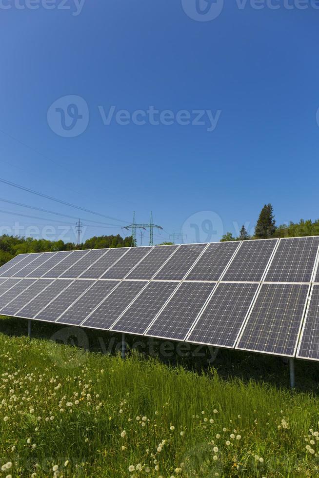 zonnecentrale op de zomerbloeiende weide foto