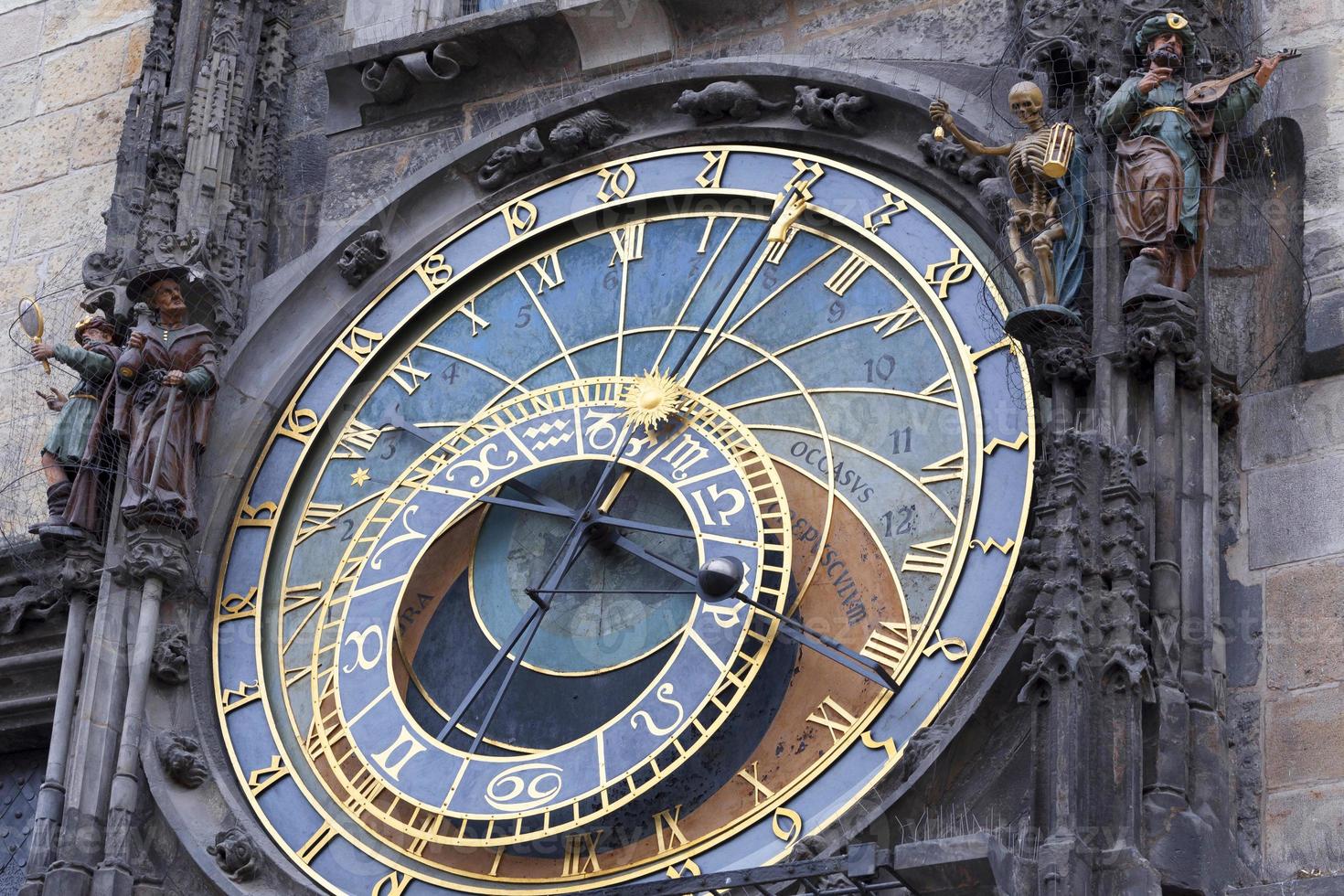 astronomische klok op de muur van het oude stadhuis van praag, tsjechische republiek foto