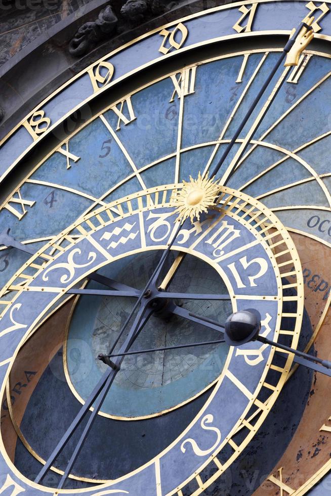 astronomische klok op de muur van het oude stadhuis van praag, tsjechische republiek foto
