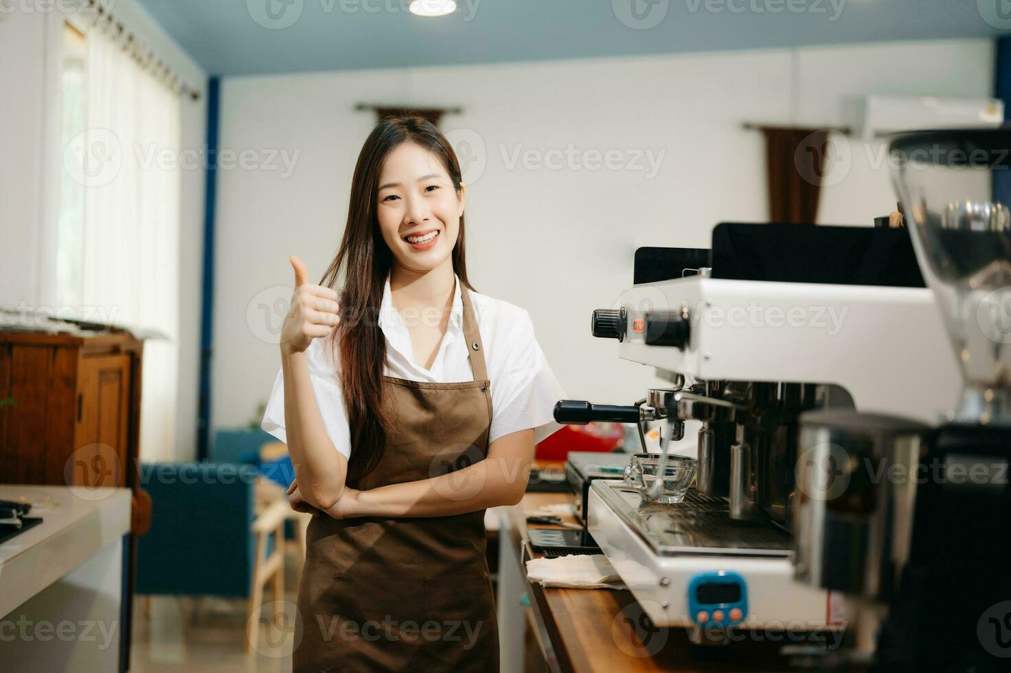 opstarten geslaagd klein bedrijf eigenaar mkb vrouw staan met tablet in cafe. vrouw barista cafe baasje. foto