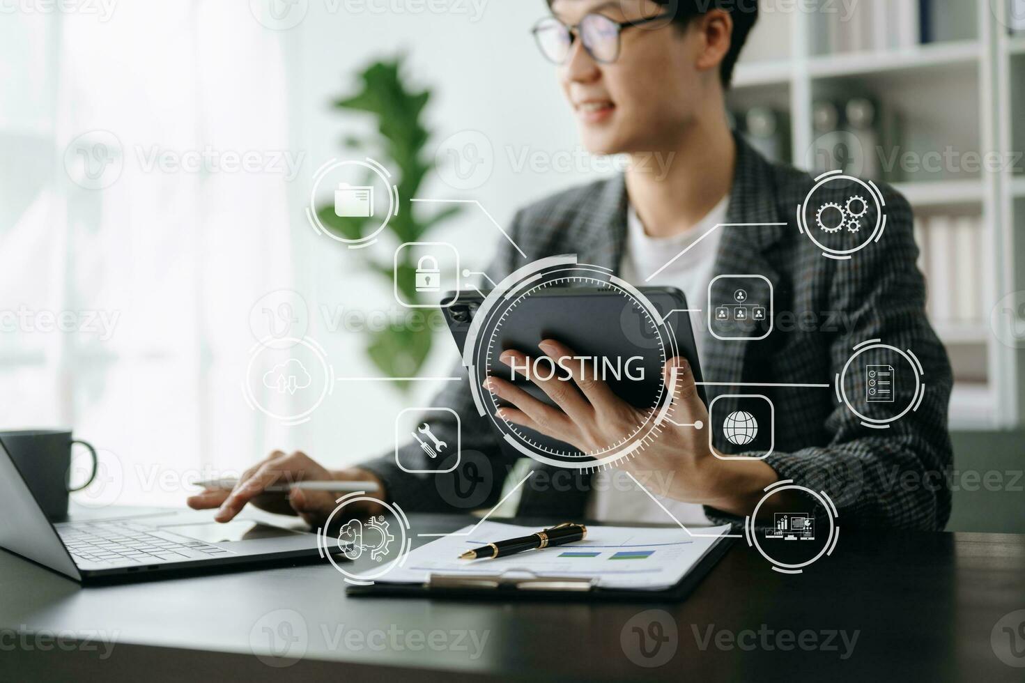 web hosting concept, vrouw gebruik makend van computer, tablet en persen zijn vinger Aan de virtueel scherm opschrift hosting Aan bureau, internetten, bedrijf, digitaal technologie concept. foto