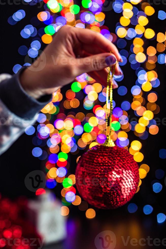 hand met kerstbal foto