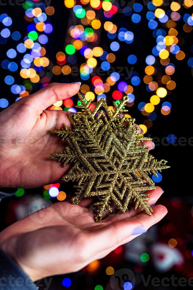 hand met kerstversiering foto