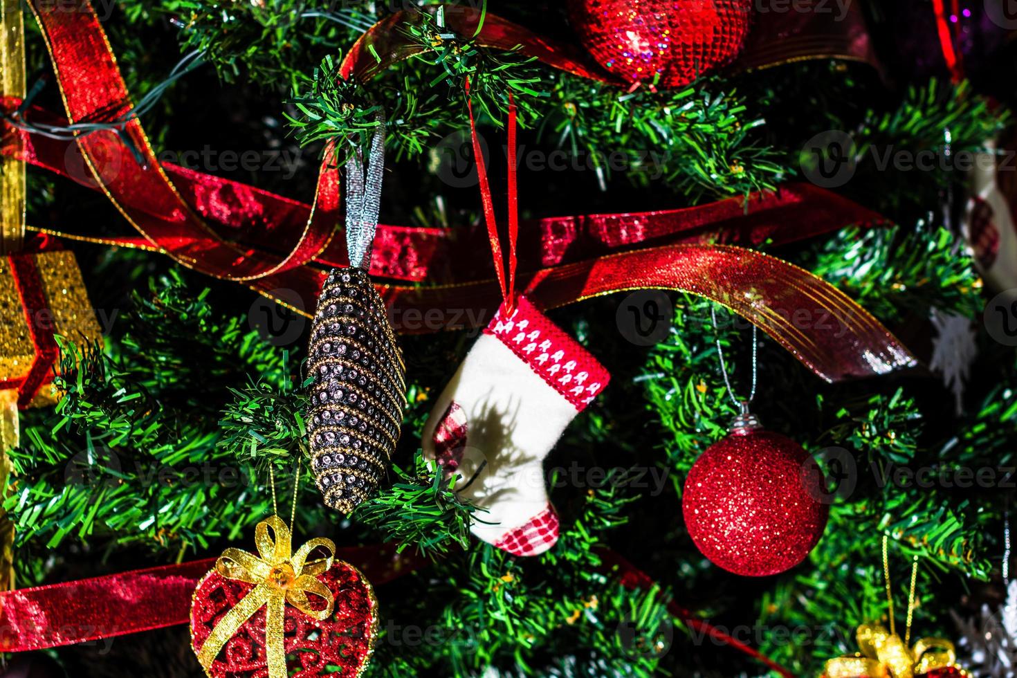 hangende kerstversieringen op dennenboom foto