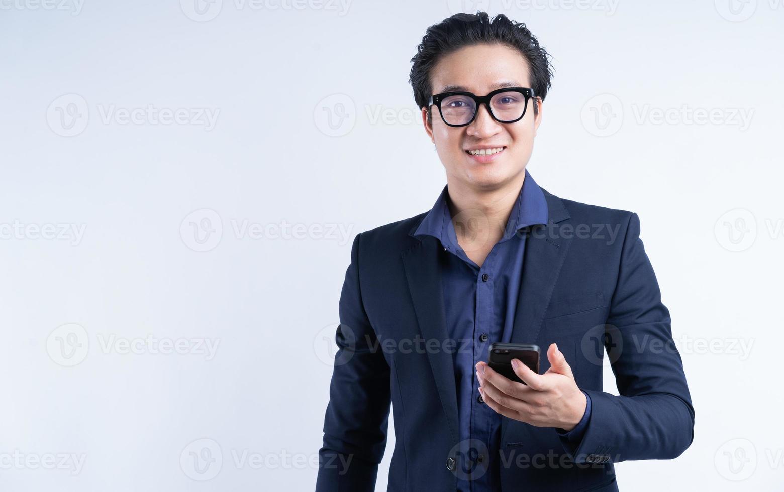 portret van aziatische zakenman die telefoon gebruikt foto