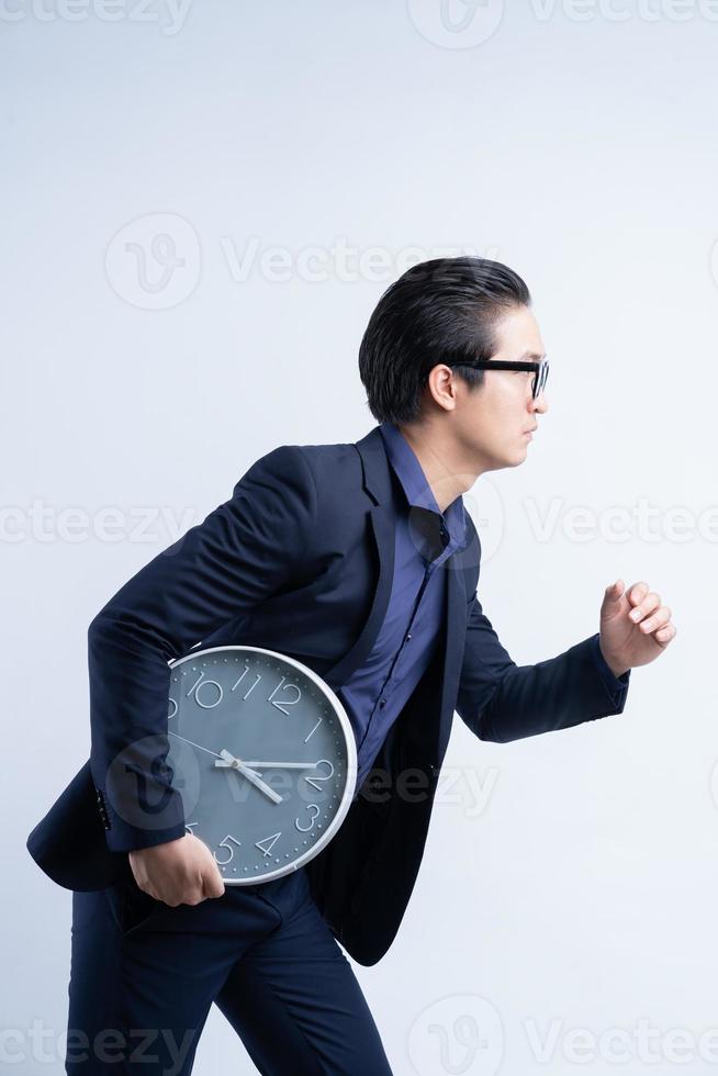 portret van aziatische zakenman die horloge houdt foto