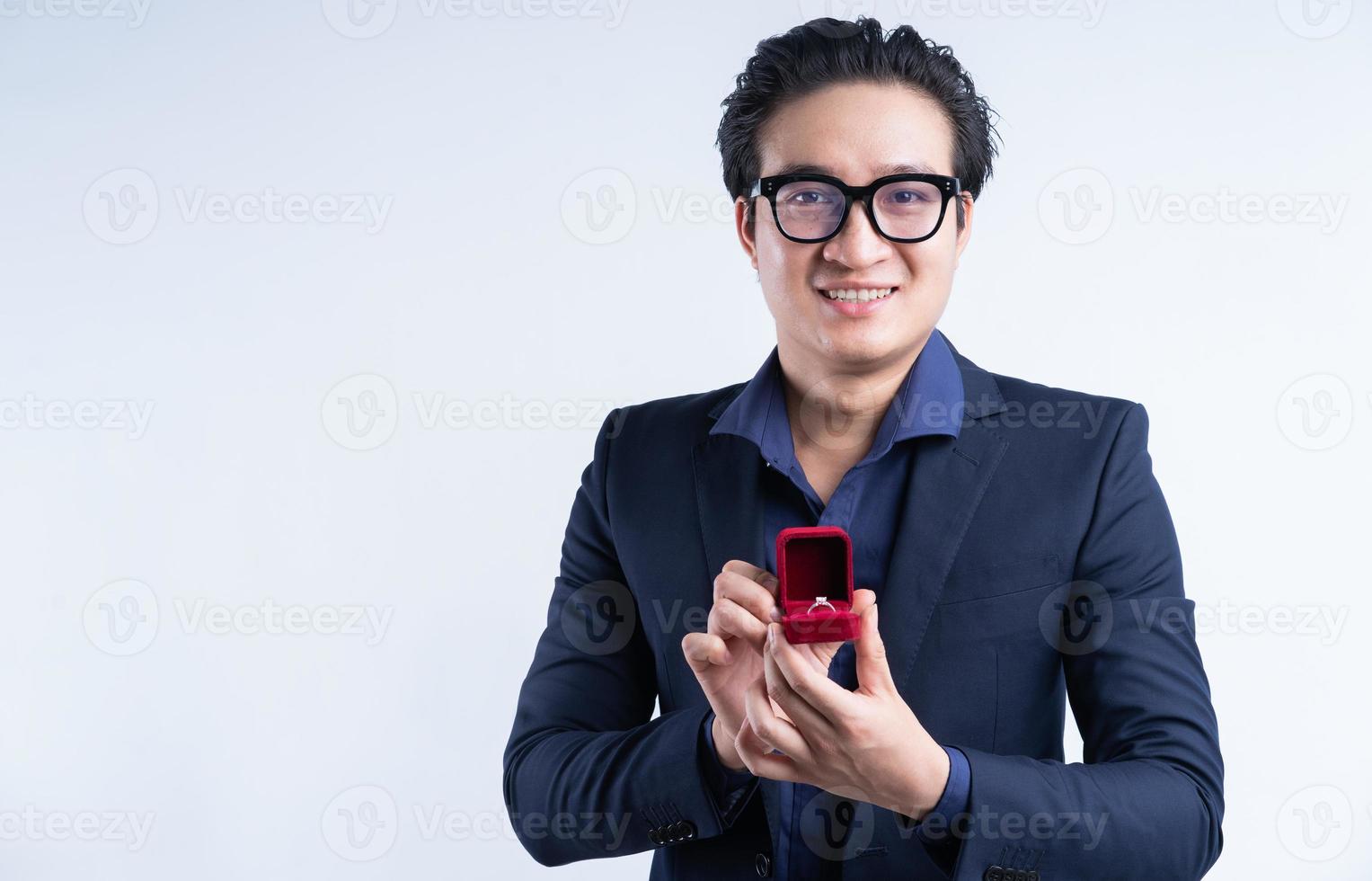 portret van aziatische zakenman die een huwelijksaanzoek houdt foto