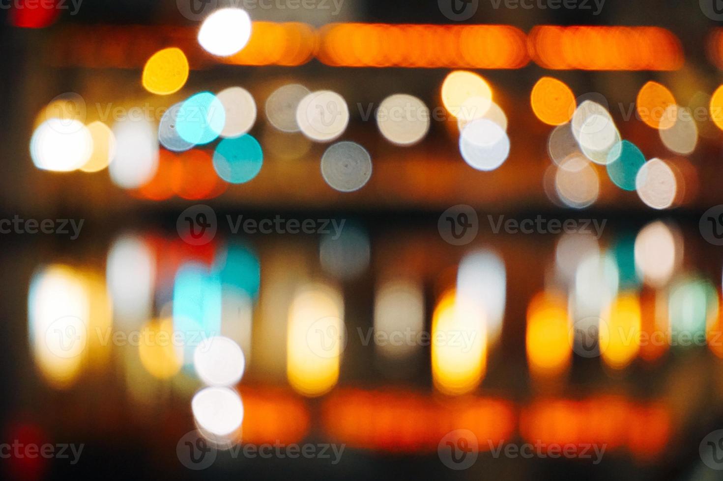 kerst bokeh lichten 's nachts op straat foto