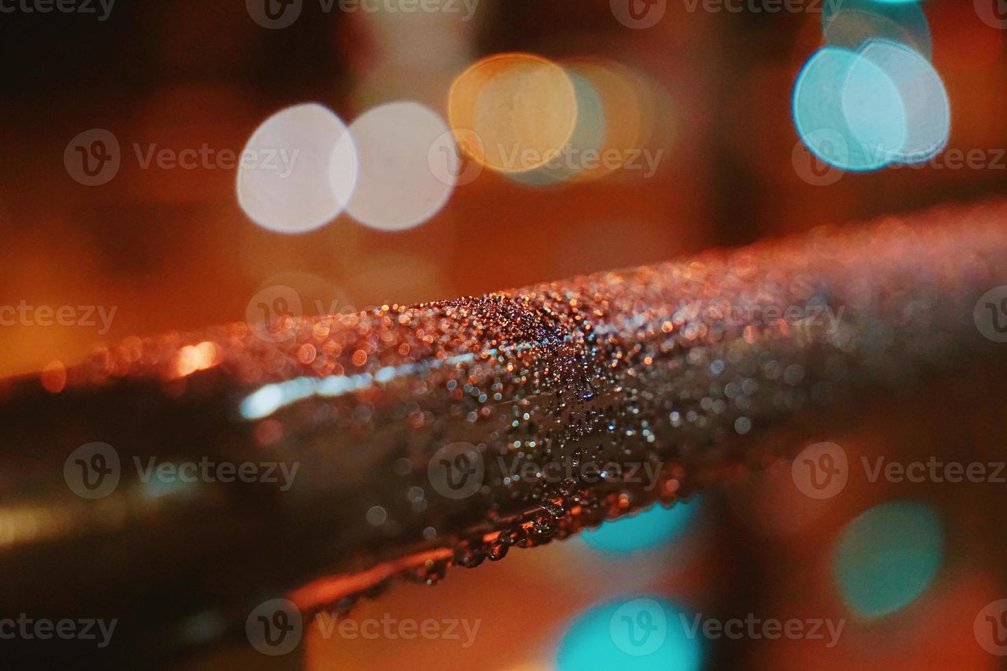 kerst bokeh lichten 's nachts op straat foto