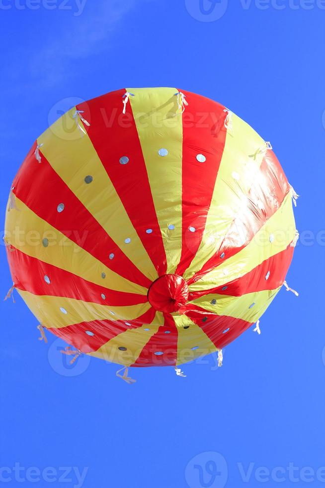 een gestreepte ballon in de lucht foto