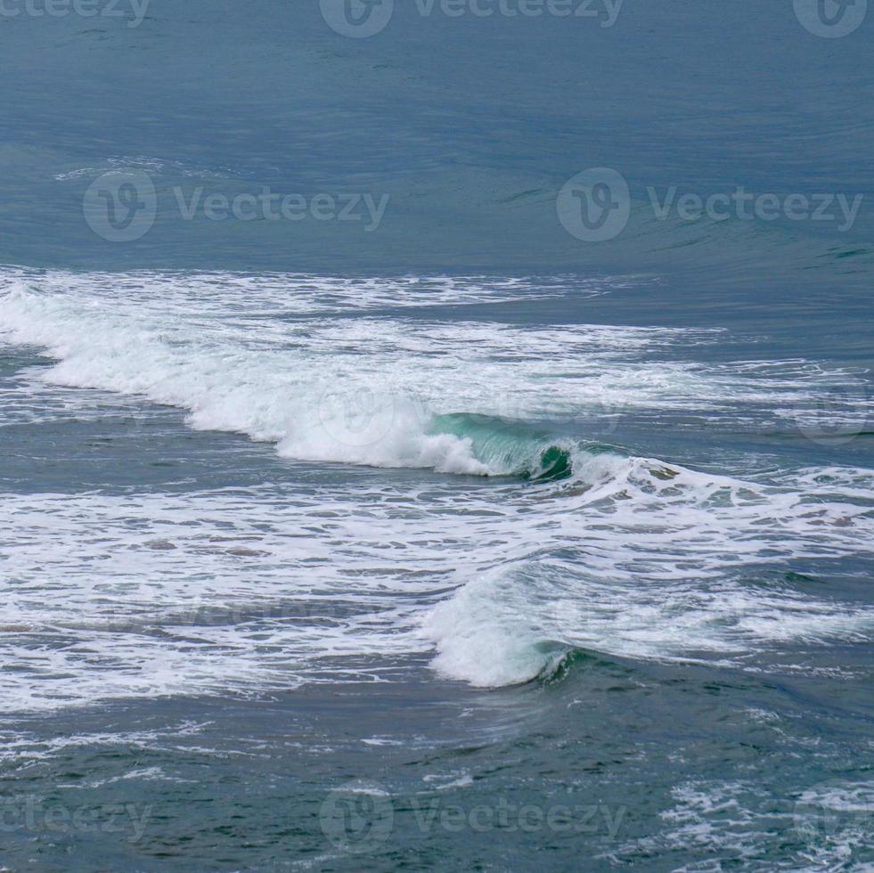 golven op de blauwe zee in de kust foto