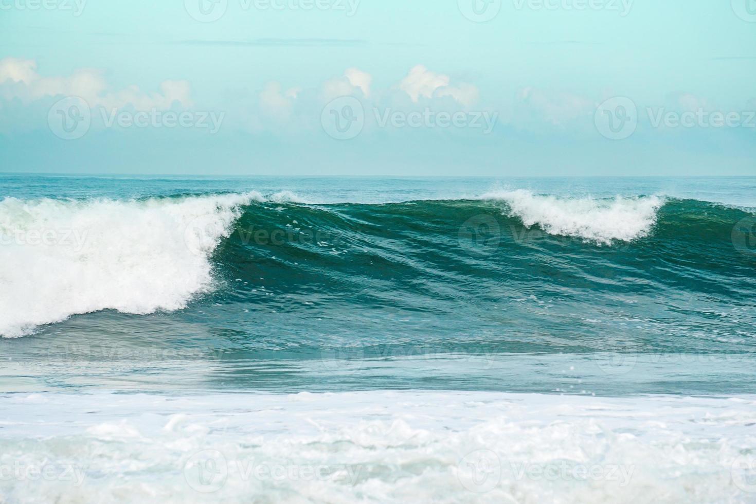 golven op de blauwe zee in de kust foto