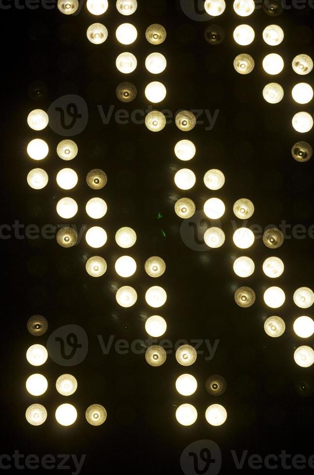 ronde witte lichten die worden gebruikt om een concert te verlichten foto