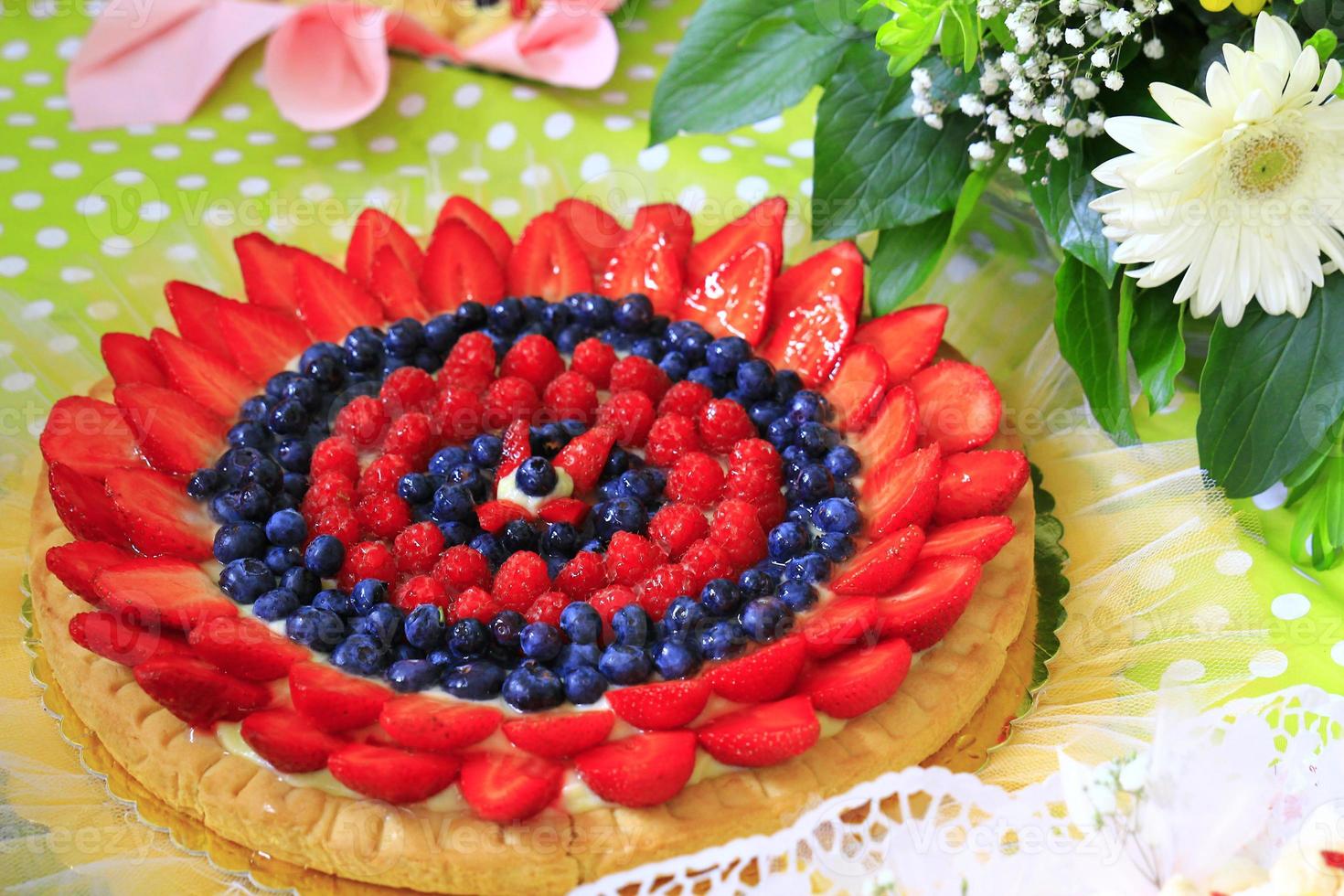 een heerlijke fruitcake met bosbessen, aardbeien en room foto