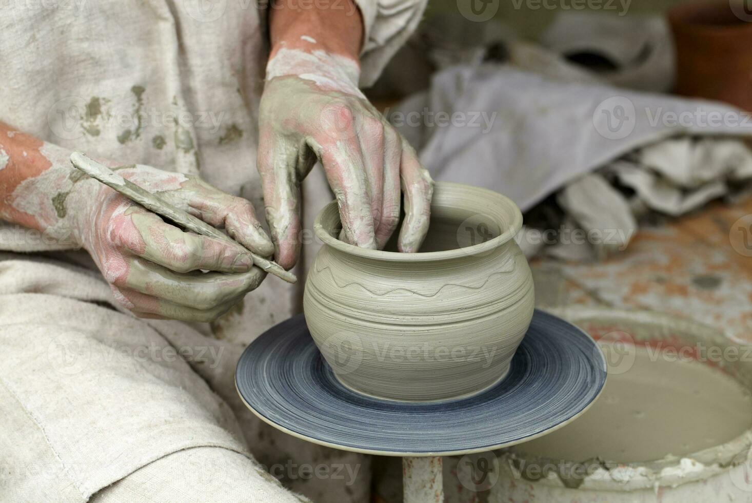 de pottenbakker handen vorm de klei pottenbakkerij foto