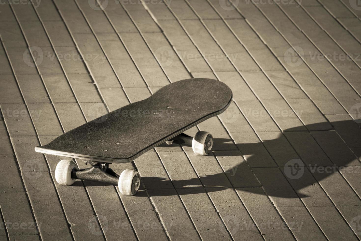 een skateboard op de weg foto