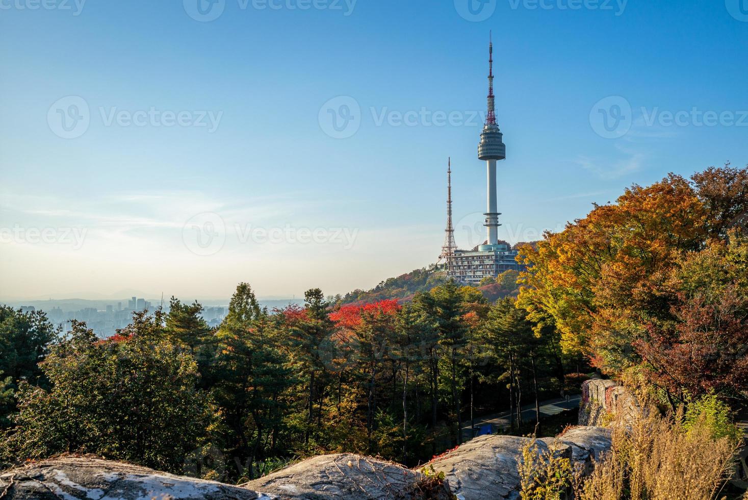 seoul toren en stadsmuur in seoul in zuid-korea foto