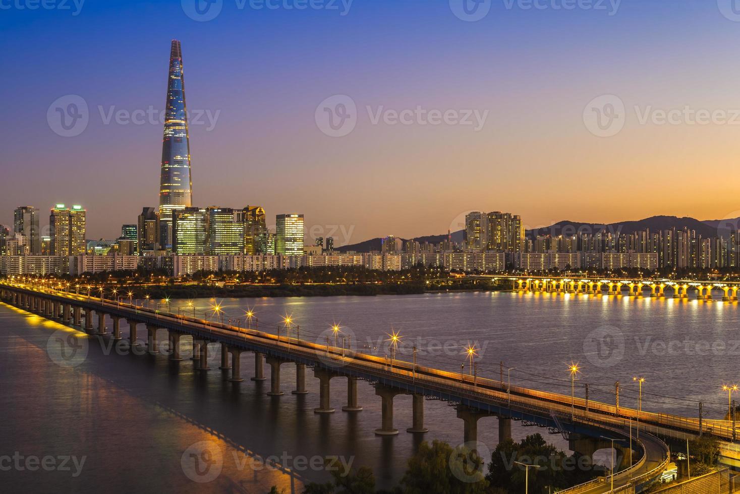 skyline van seoul door han rivier in zuid-korea foto