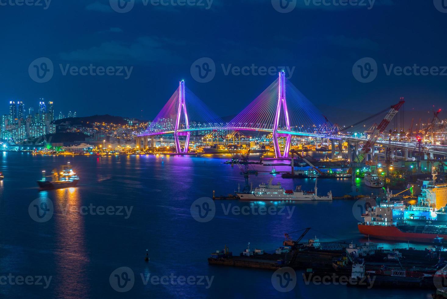 nachtzicht op de haven en de brug van Busan in Zuid-Korea foto