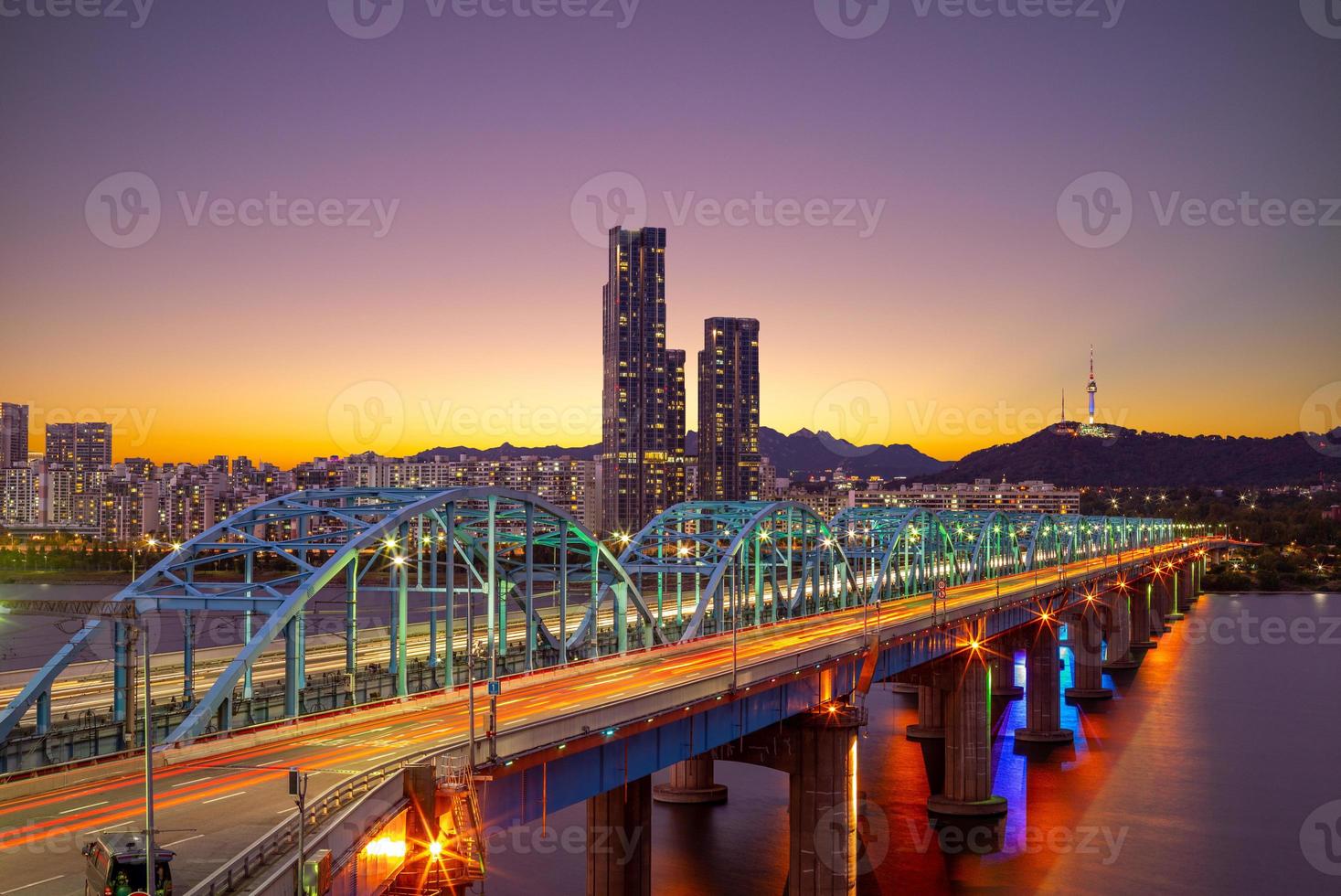 nacht uitzicht op seoul door han rivier in zuid-korea foto