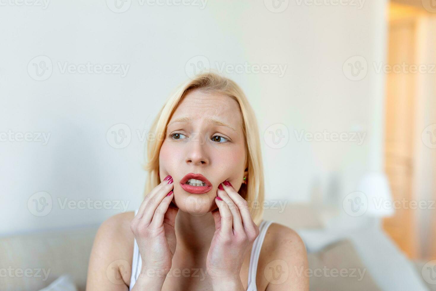 tand pijn. vrouw gevoel tand pijn. detailopname van mooi verdrietig meisje lijden van sterk tand pijn. aantrekkelijk vrouw gevoel pijnlijk kiespijn. tandheelkundig Gezondheid en zorg concept. foto