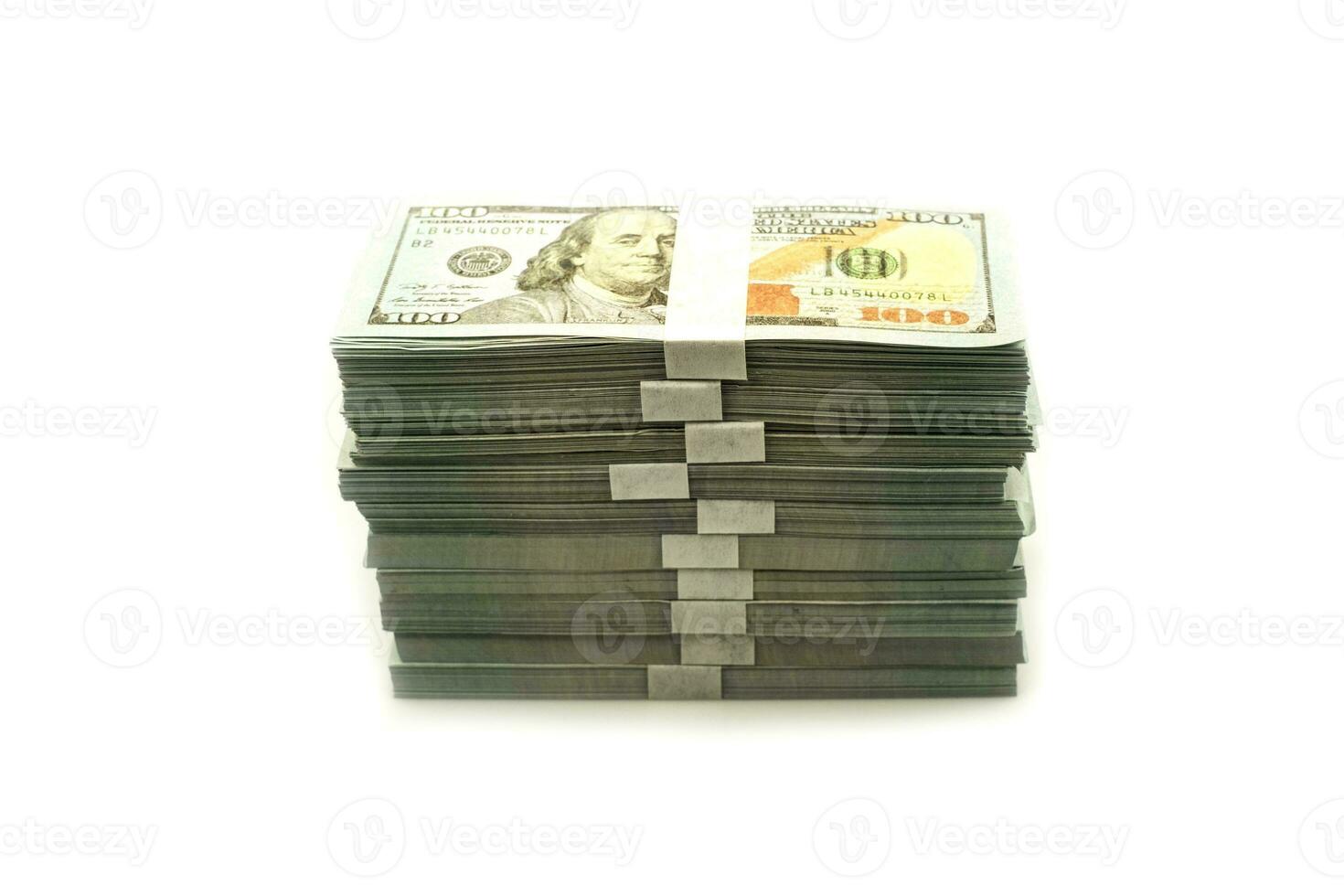 stapel bundels van 100 Amerikaanse dollars bankbiljetten op witte achtergrond foto