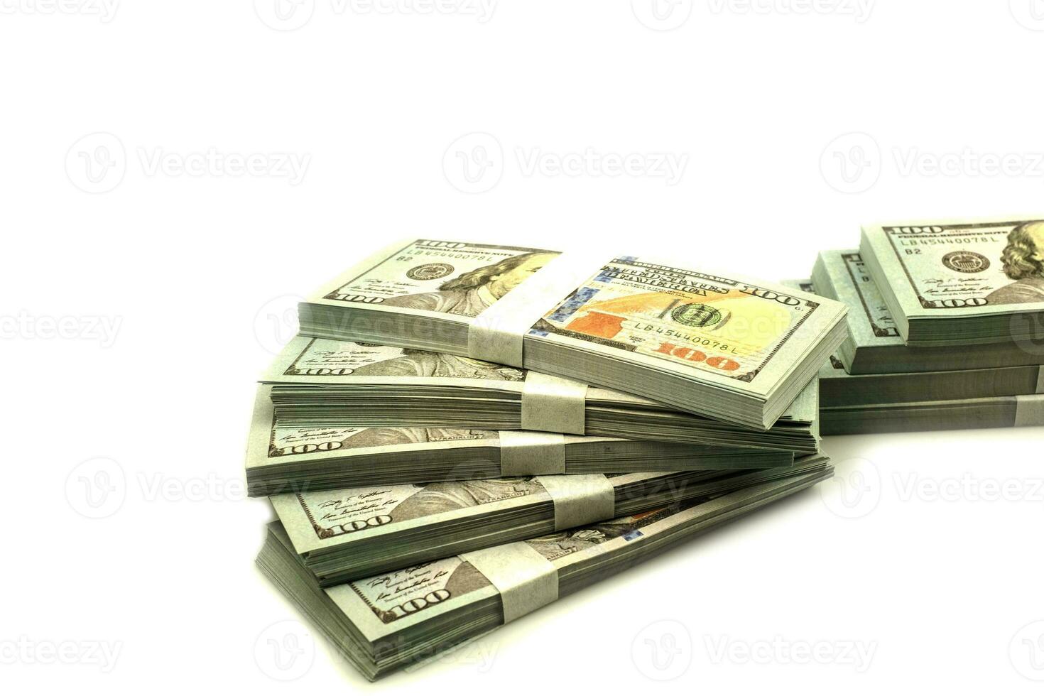 stapel bundels van 100 Amerikaanse dollars bankbiljetten op witte achtergrond foto