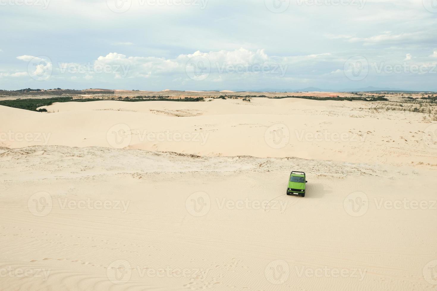 een auto bij witte zandduinen in muine, vietnam. foto