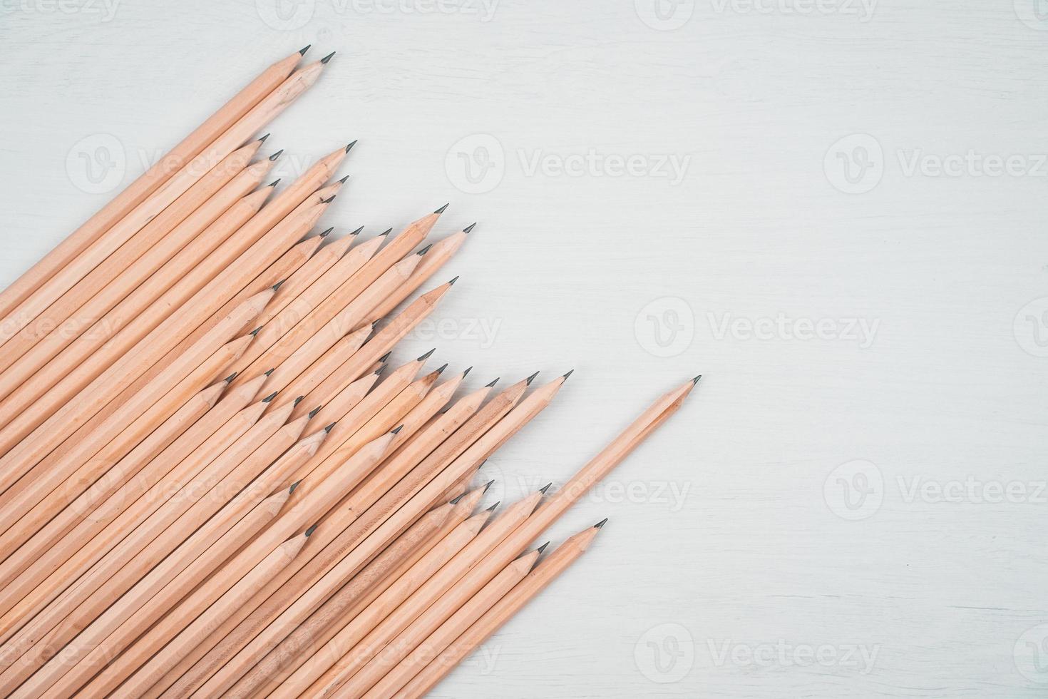 gearrangeerde houten potloden op witte tafel. foto