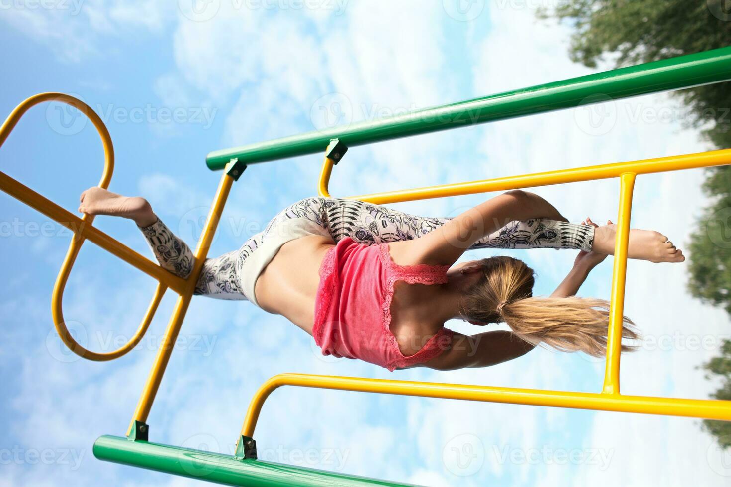 atletisch gymnast werken uit Aan metaal bars foto