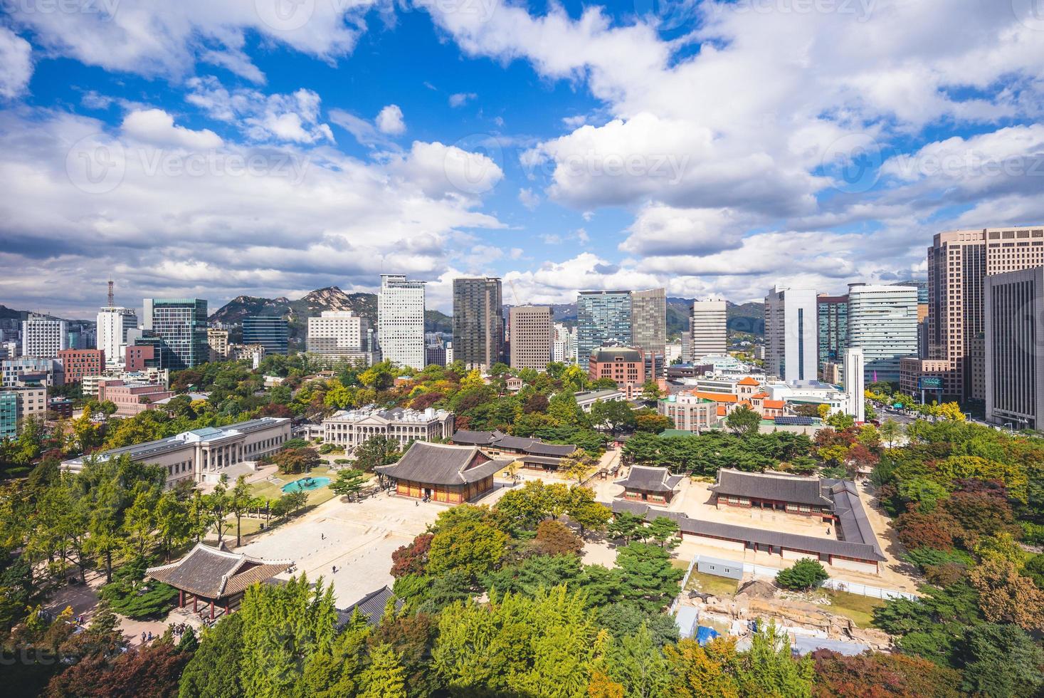 skyline van seoul en deoksugung paleis in zuid-korea foto