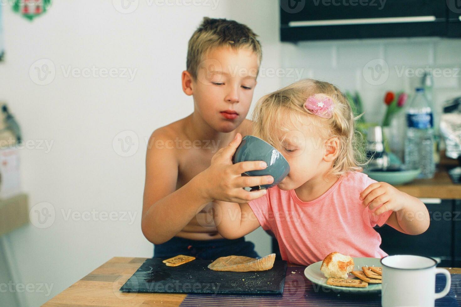 broers en zussen hebben ontbijt samen foto