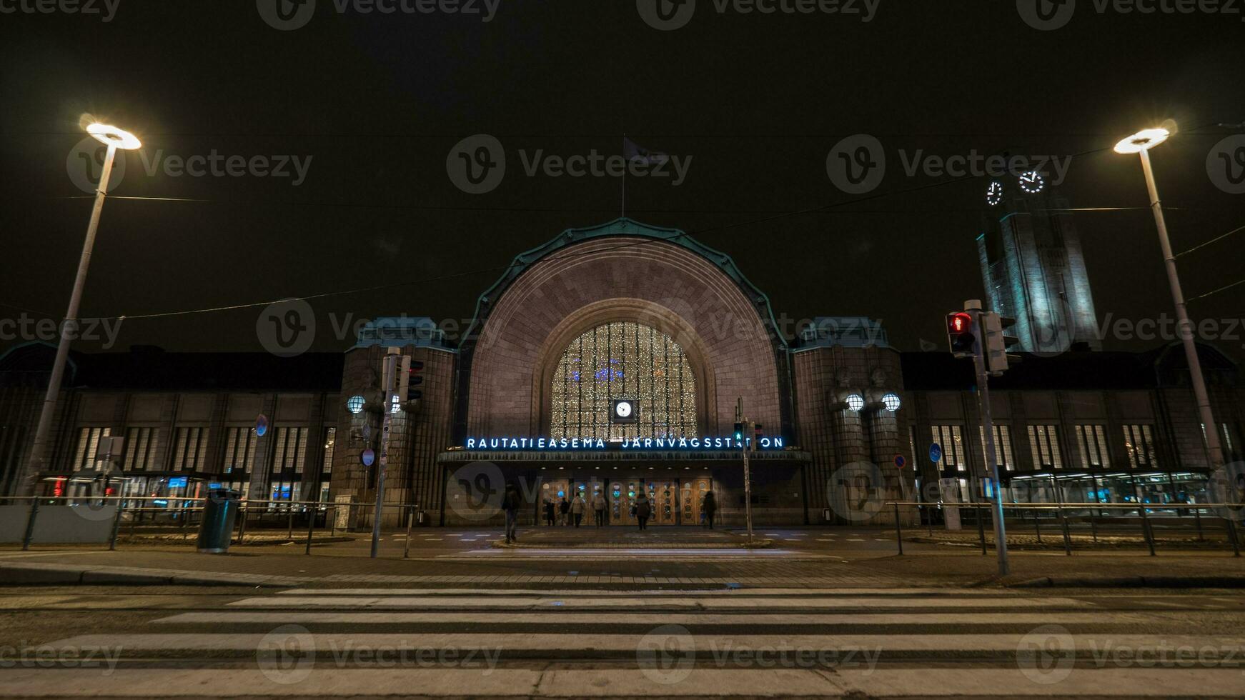 voetganger kruispunt leidend naar Helsinki centraal spoorweg station, nacht visie foto